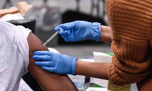 COVID-19疫苗注射到人的手臂特写